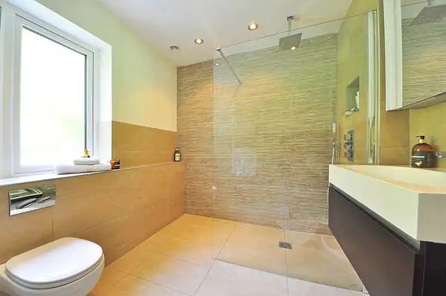 Badezimmer mit einer begehbaren Dusche