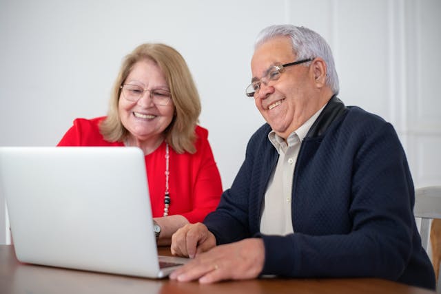 Älteres Ehepaar freut sich passende Angebote für Treppenlifte im Internet gefunden zu haben