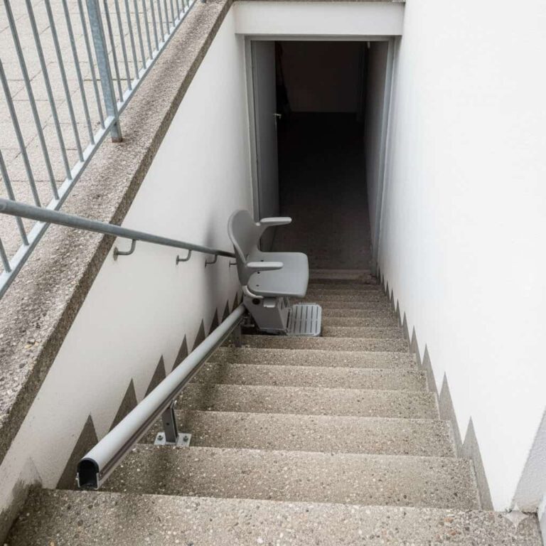 Beispiel Bild für einen Treppenlift zum Keller (erstellt mit KI) - ©Altersgerecht Modernisieren