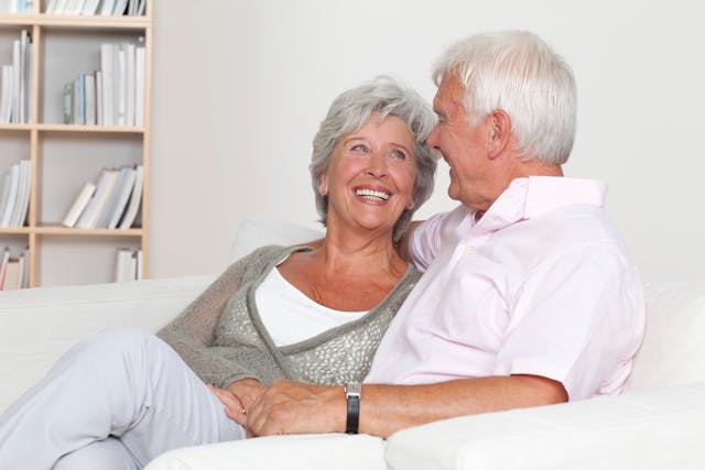 Älteres Ehepaar sind glücklich in ihrem Eigenheim