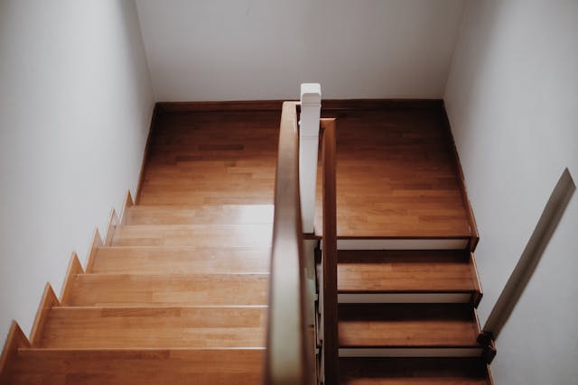 Auch bei schmalen und kurvigen Treppen kann ein Treppenlift eingesetzt werden