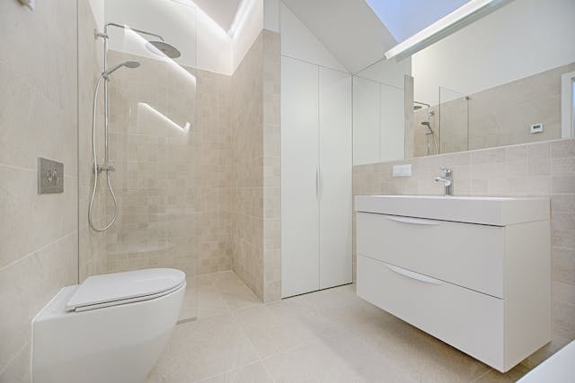 Eine begehbare Dusche sieht oft sehr modern und stylisch aus