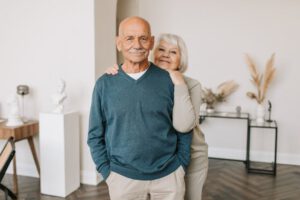 Glücklich älteres Ehepaar im Eigenheim