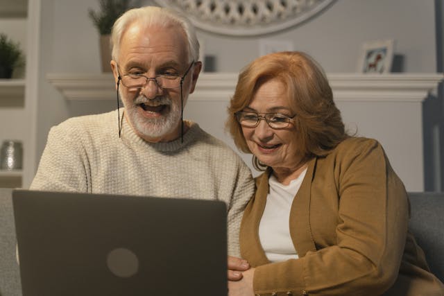 Älteres Ehepaar schaut gemeinsam nach altersgerechten Förderungen