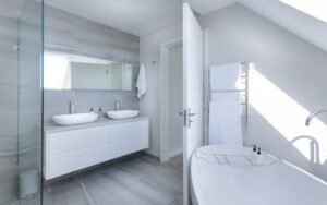 Badezimmer im weißen Stil