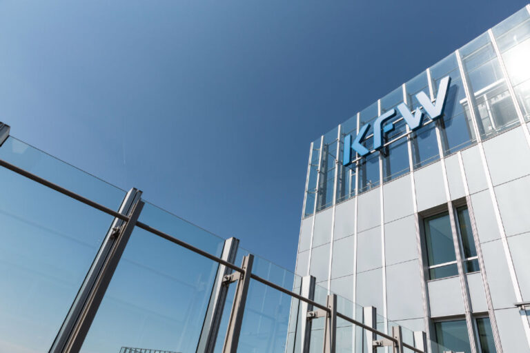 KfW-Logo auf der Gebäudefassade, KfW-Zentrale in Frankfurt