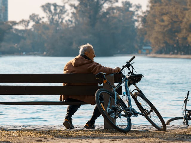 Person macht Pause am See bei einer Fahrradtour