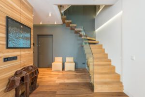 Eine edle Holztreppe auf welcher ein Treppenlift einfach installiert werden kann
