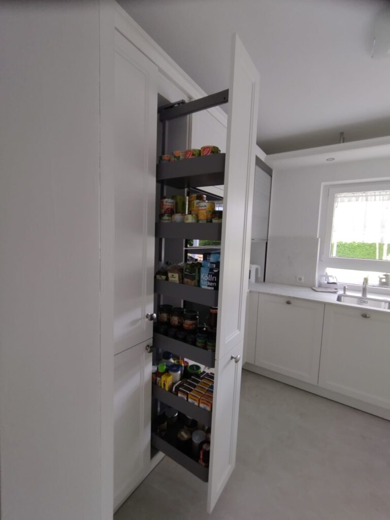 Beispiel von einem Apothekerschrank in der Küche - © Altersgerecht Modernisieren