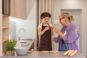 Großmutter ist freudig am Kochen mit der Enkeltochter