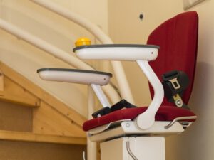 Sitzlift an einer Treppe befestigt (gedreht)
