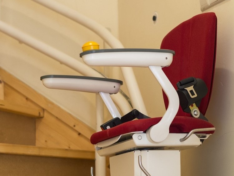 Sitzlift an einer Treppe befestigt (gedreht)