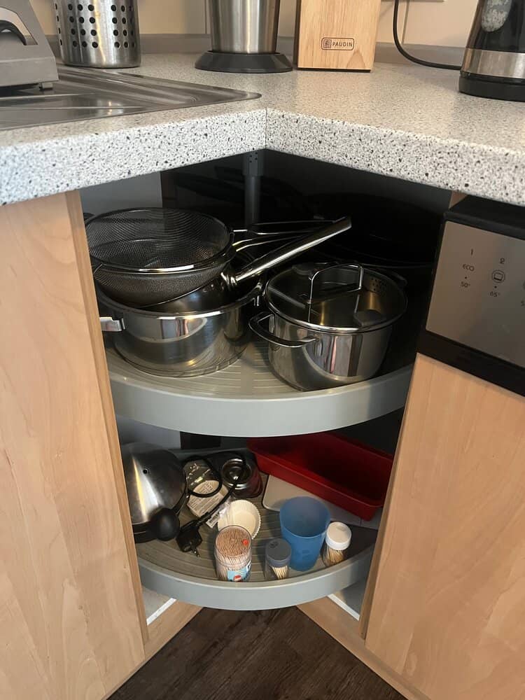 Eckschrank mit Karussell geöffnet - ©Altersgerecht Modernisieren