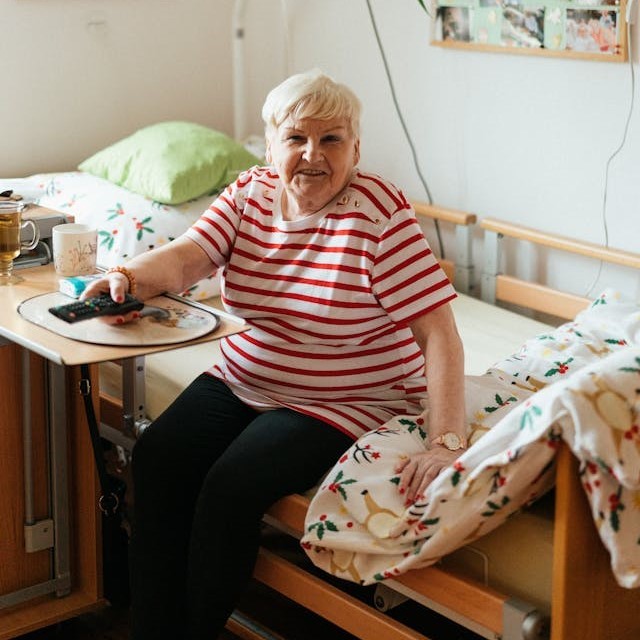 Glückliche Frau im Pflegeheim