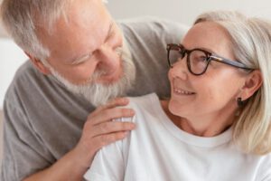 Glückliches Ehepaar in den eigenen 4 Wänden
