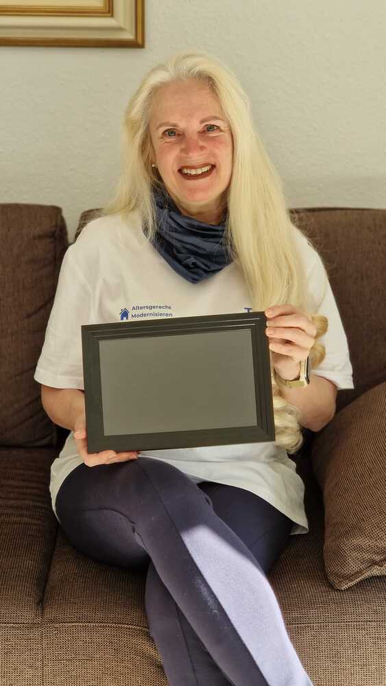 Susanne von Altersgerecht Modernisieren präsentiert den digitalen Bilderrahmen (Empfehlung)