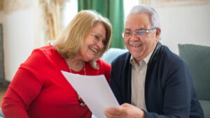 Älteres Ehepaar freut sich gemeinsam (Titelbild)