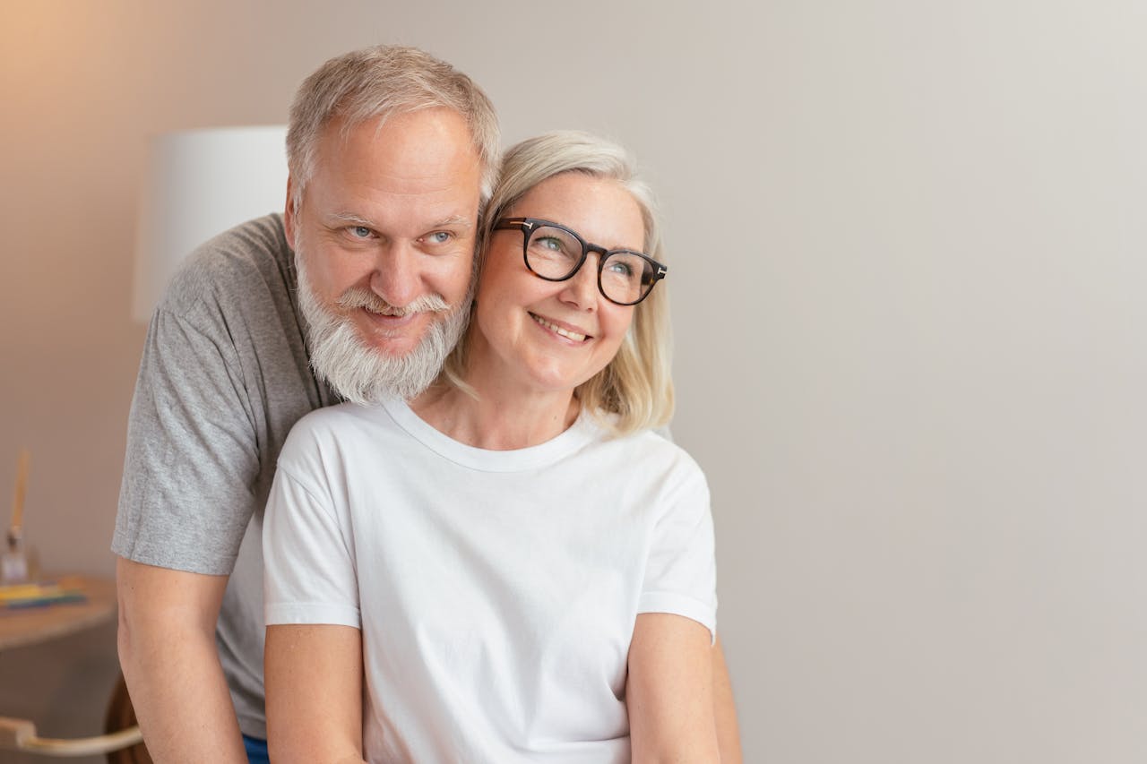 Glückliches Ehepaar ist freudig am lachen