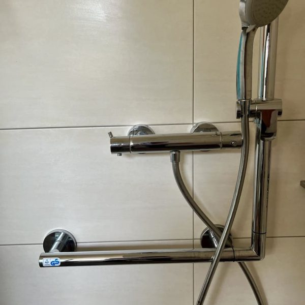 Beispiel eines Haltegriffs in einer barrierefreien Dusche - © Altersgerecht Modernisieren